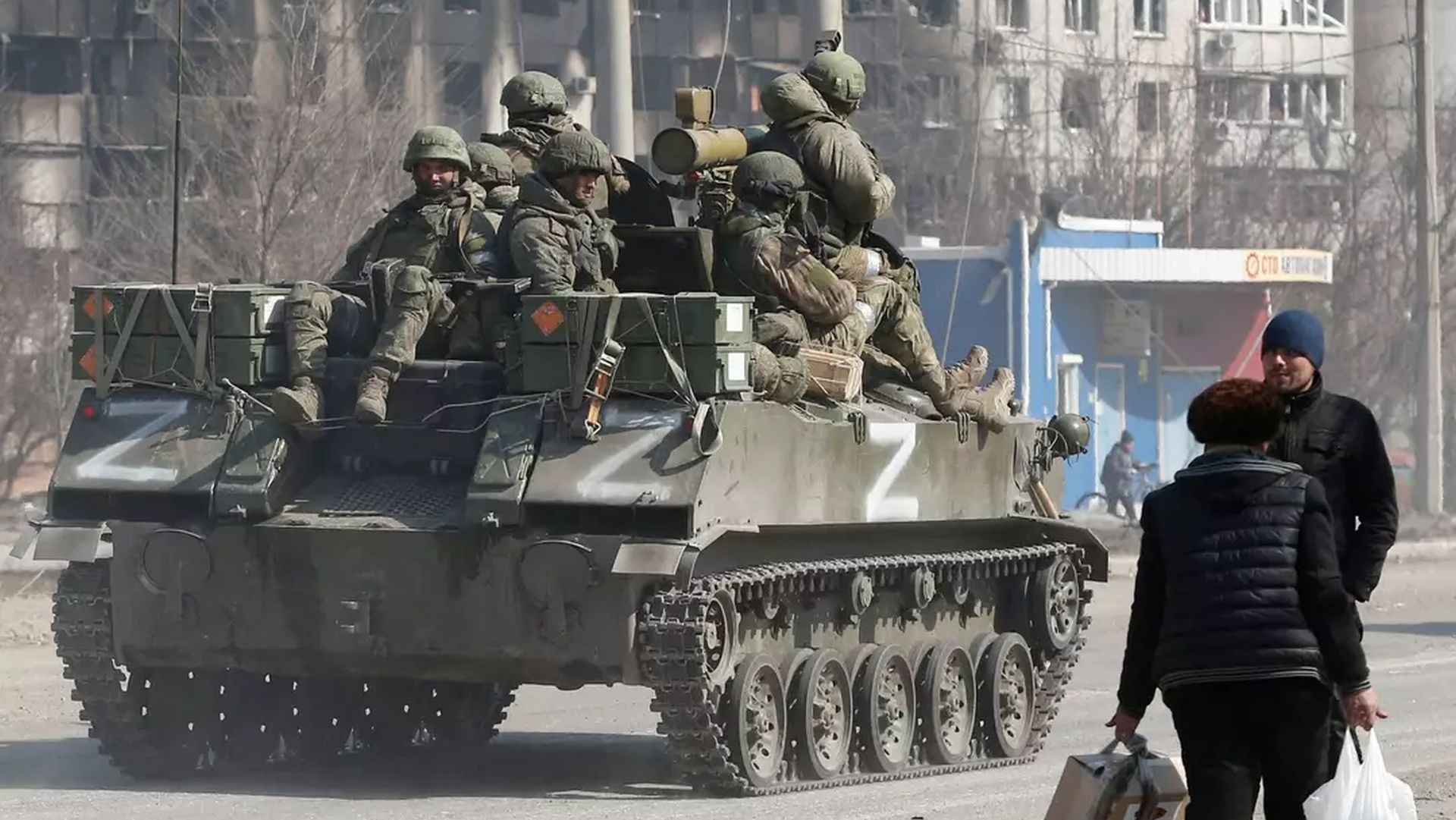 Soldados russos são vistos em blindado na cidade sitiada de Mariupol, na Ucrânia 