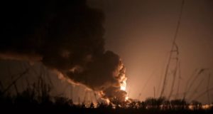 27 de fevereiro - Depósito de petróleo em chamas após ser atingido por um bombardeio perto da base aérea militar Vasylkiv, na região de Kiev, Ucrânia