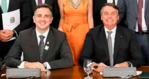 Rodrigo Pacheco ao lado do presidente Bolsonaro (PL)