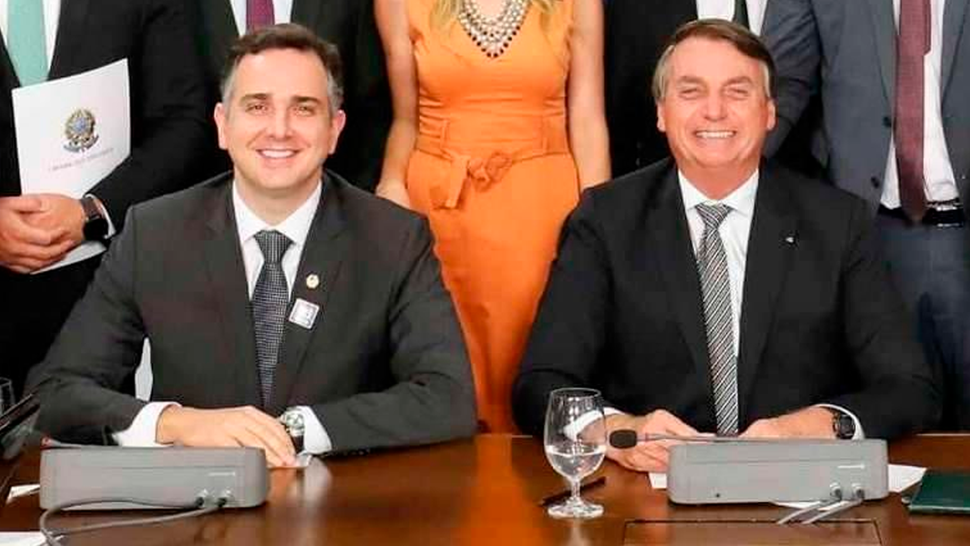 Rodrigo Pacheco ao lado do presidente Bolsonaro (PL)
