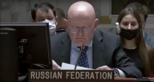 Vasily Nebenzya, embaixador da Rússia, lendo um papel e falando no microfone em reunião do Conselho de Segurança da ONU.