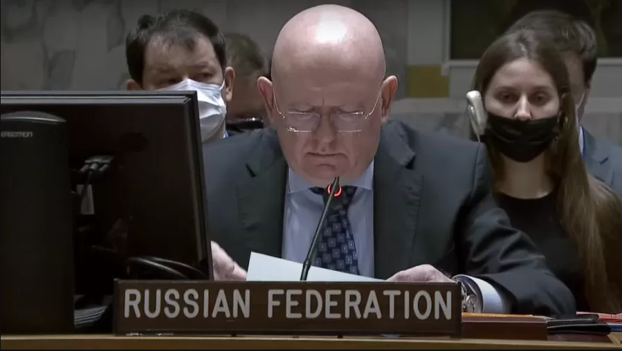 Vasily Nebenzya, embaixador da Rússia, lendo um papel e falando no microfone em reunião do Conselho de Segurança da ONU.