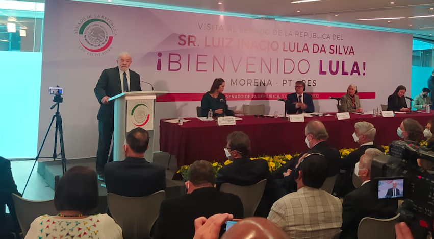 Lula discursando em evento no México. O ex-presidente confirmou que será candidato
