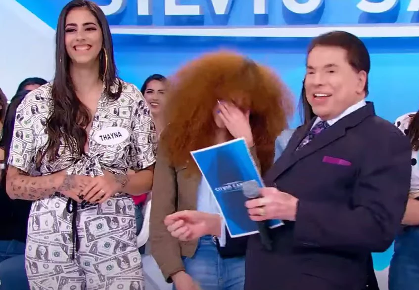 Silvio Santos, dono do SBT, durante o programa com duas convidadas rindo
