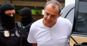 Sérgio Cabral algemado e sendo levado pela polícia