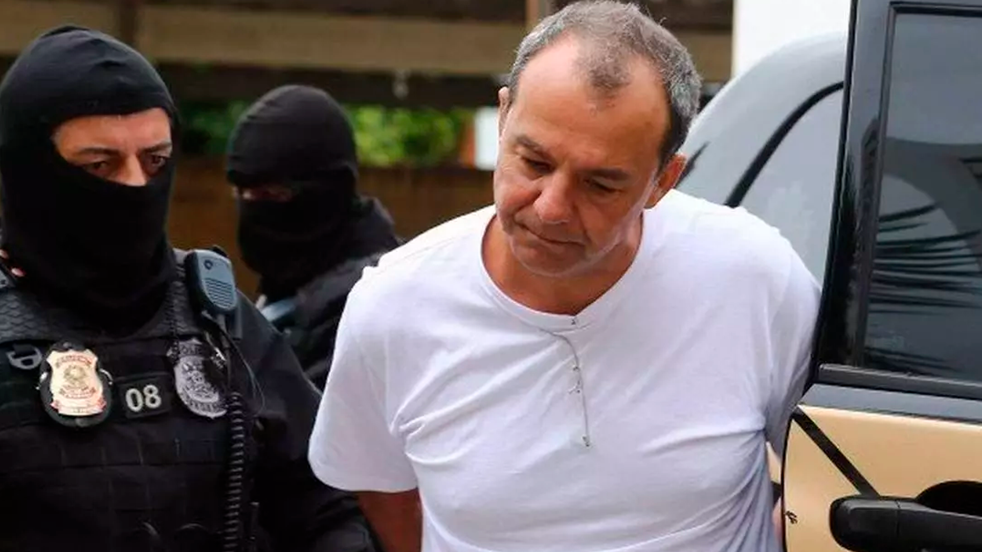 Sérgio Cabral algemado e sendo levado pela polícia