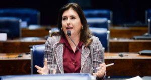 A senadora Simone Tebet gesticulando e falando no microfone no Senado.