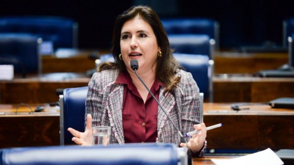 A senadora Simone Tebet gesticulando e falando no microfone no Senado.