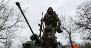 Ucrânia faz desfile com soldados russos