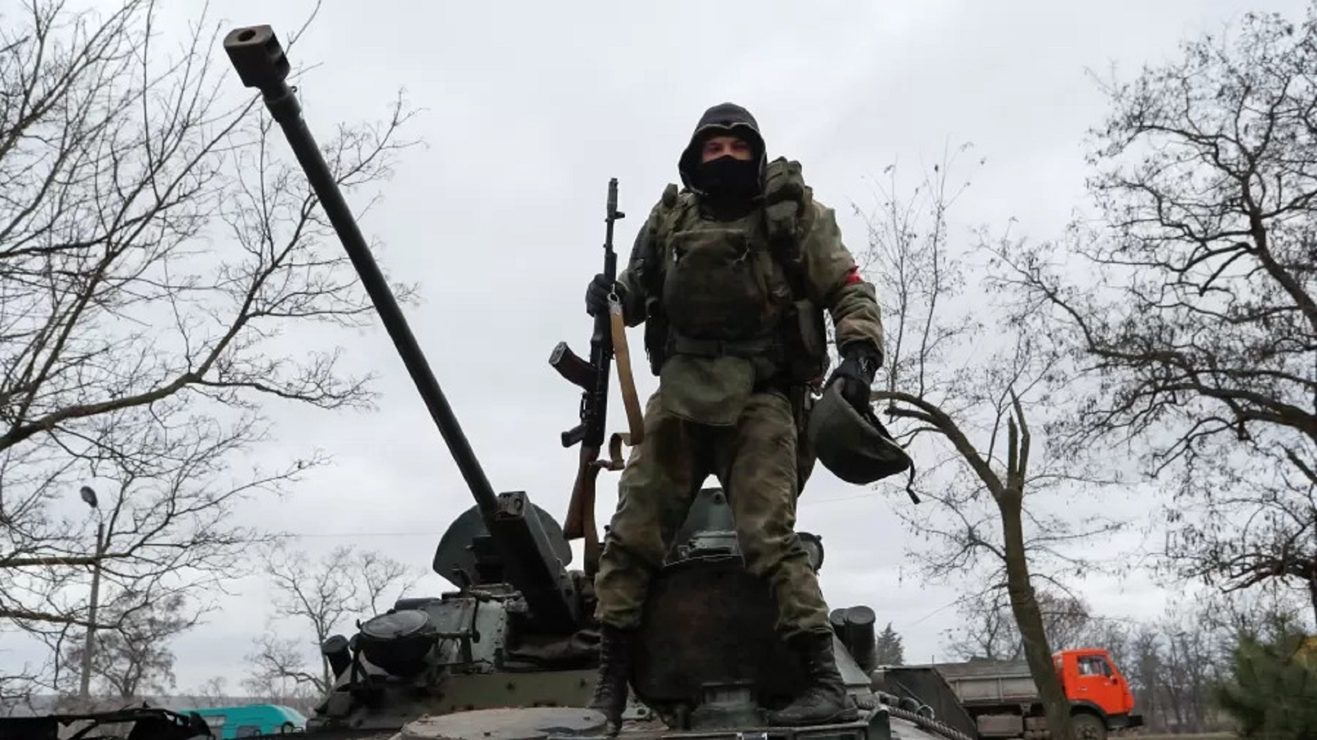 Ucrânia faz desfile com soldados russos 