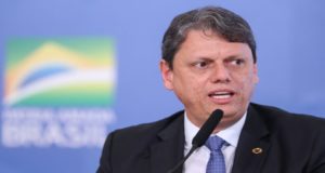 Tarcísio jantou com indiciado da CPI