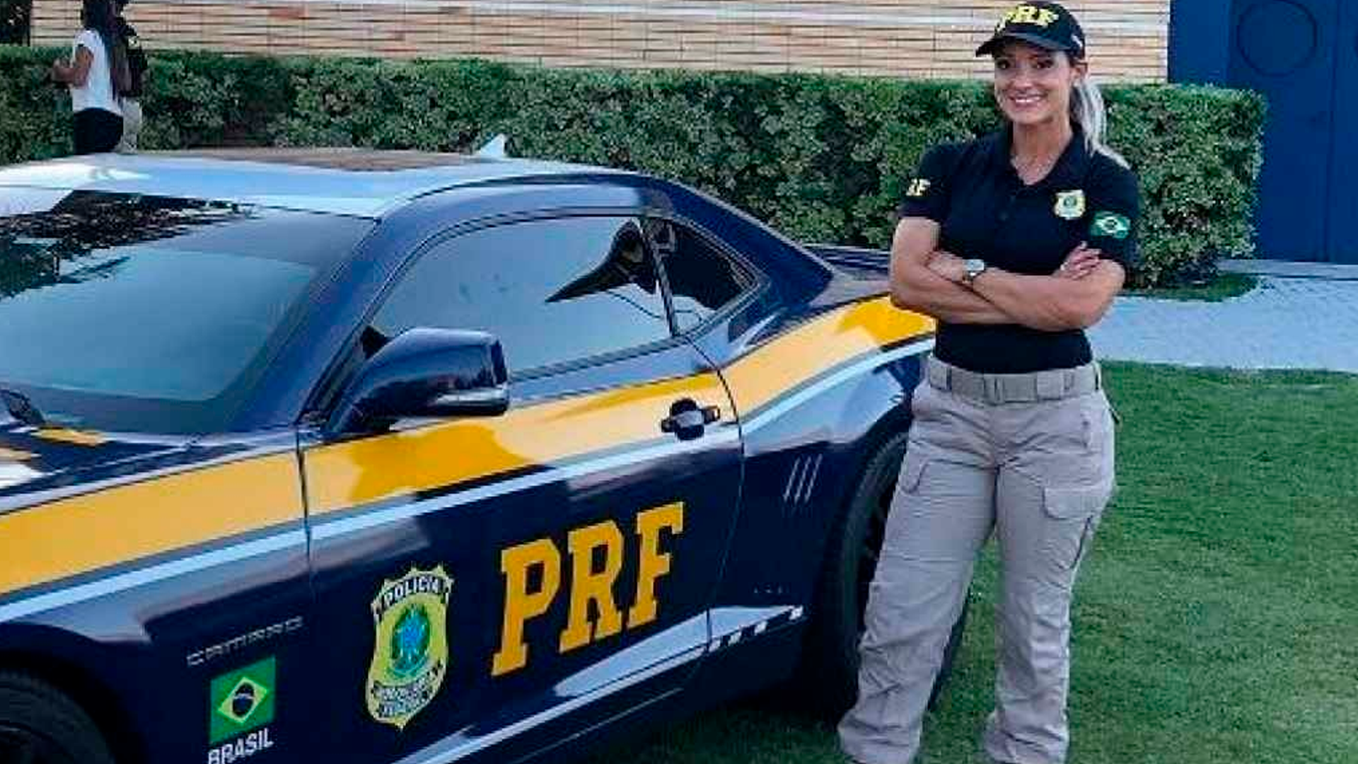 Silmara Miranda, ex-loira do Tchan pousa ao lado de carro da PRF