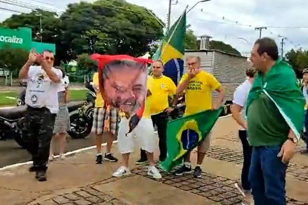 Toalha de Lula queimada
