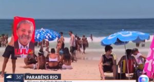 Na Globo, jovem exibe toalha de praia com a cara de Lula