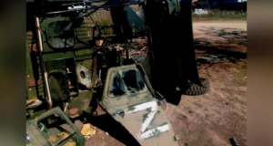 Equipamentos militares da Ucrânia com um "Z" pintado.