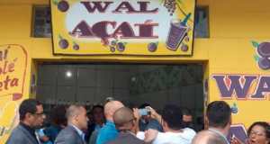 Bolsonaro em visita a loja de Wal do Açaí