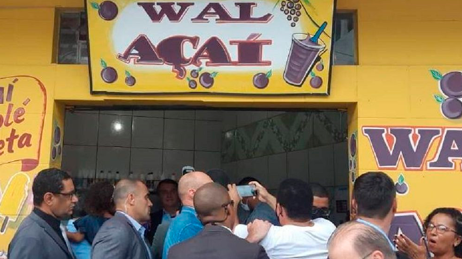 Bolsonaro em visita a loja de Wal do Açaí