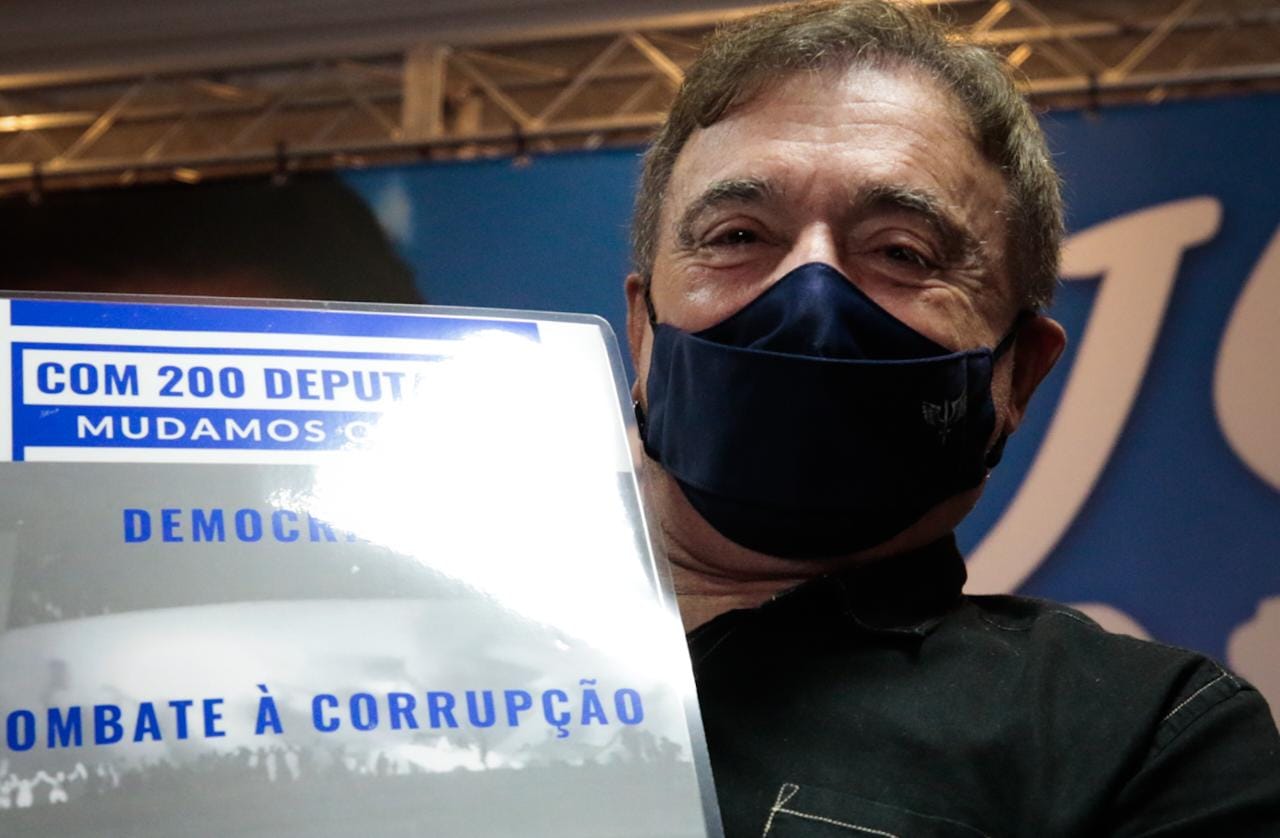 PT aciona Justiça contra Álvaro Dias por pesquisa falsa ao Senado no Paraná