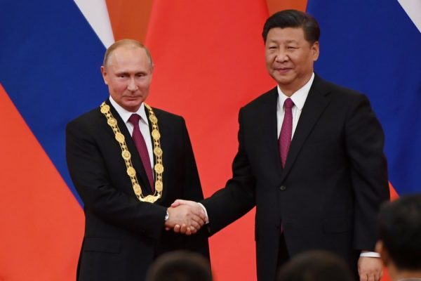 Presidente da China e da Rússia se cumprimentam
