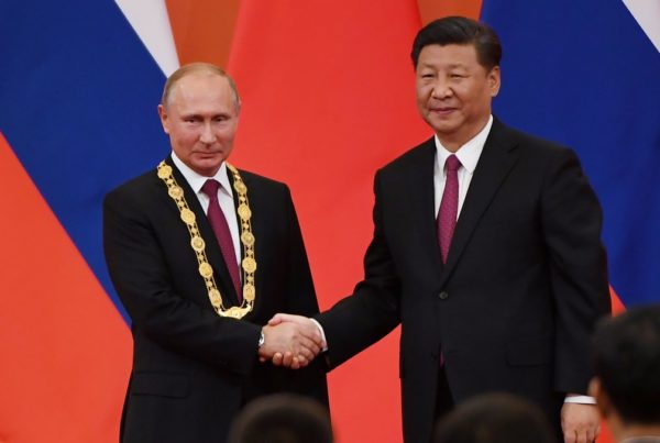 Presidente da China e da Rússia se cumprimentam