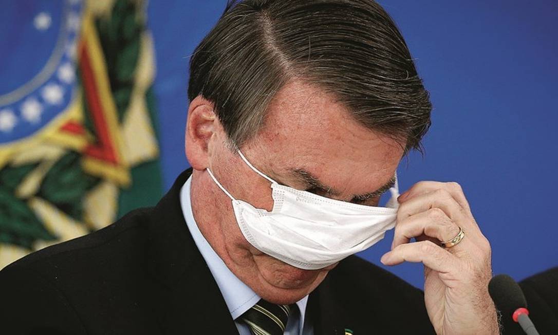 Bosonaro "usando" máscara