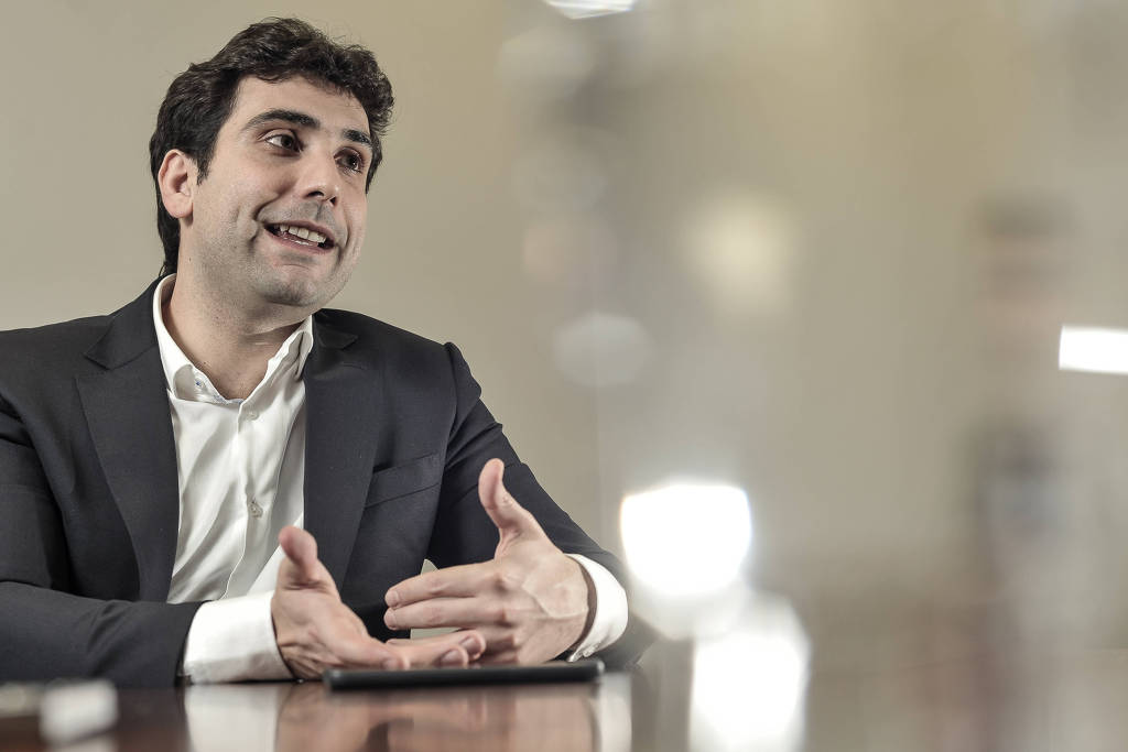 Gabriel Galípolo falando e gesticulando.