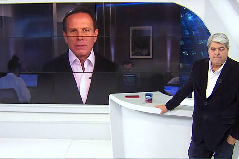 João Doria no telão do programa Brasil Urgente, sendo entrevistado pelo apresentador Datena.