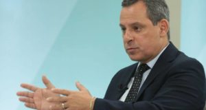 José Mauro Coelho, novo presidente da Petrobras, gesticulando em entrevista.