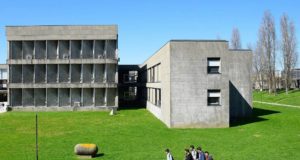 Prédio da Faculdade de Economia da Universidade do Porto, em Portugal. Na imagem, um grupo de alunos caminha pelo campus.