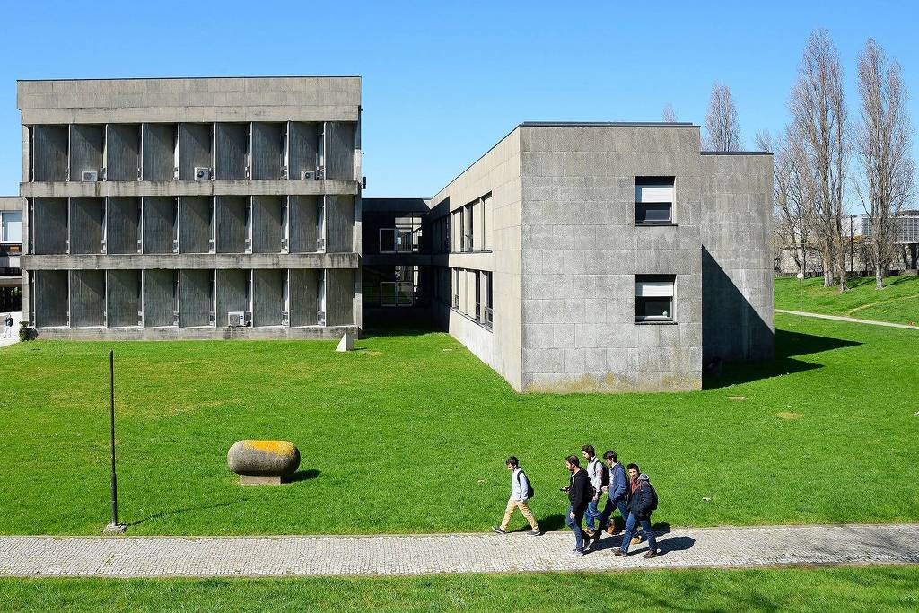 Prédio da Faculdade de Economia da Universidade do Porto, em Portugal. Na imagem, um grupo de alunos caminha pelo campus.