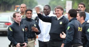 Policiais se mobilizam contra promessas não cumpridas de Bolsonaro