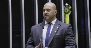 Daniel Silveira falando na tribuna da Câmara.