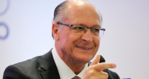 Geraldo Alckmin apontando para frente com o dedo, parecendo estar fazendo sinal de "arminha".