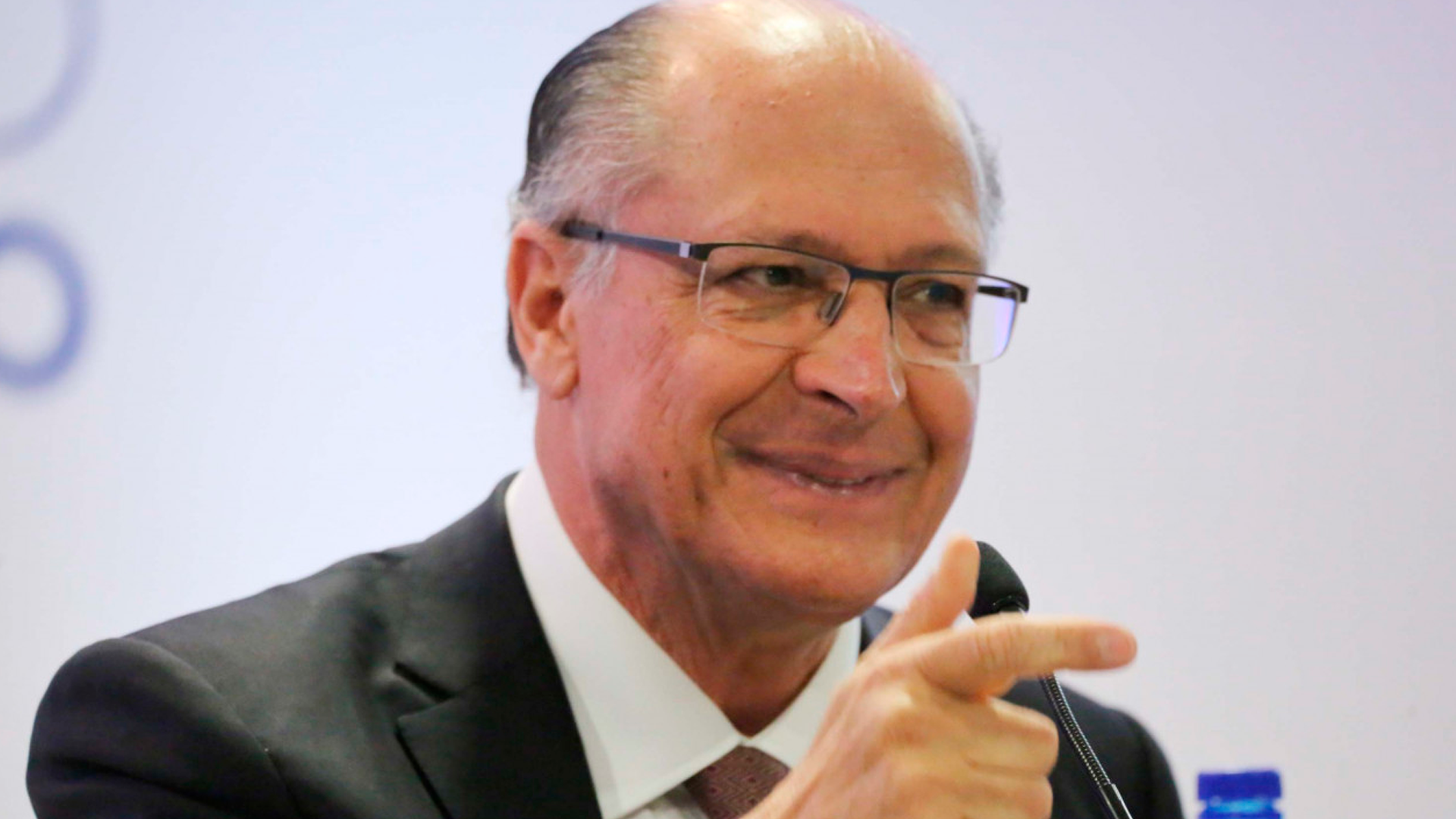 Geraldo Alckmin apontando para frente com o dedo, parecendo estar fazendo sinal de "arminha".
