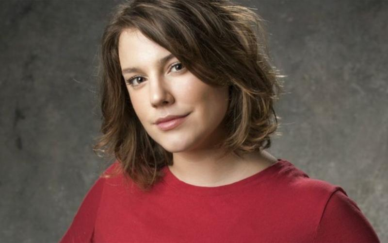 Foto da atriz Alice Wegmann com um sorrido discreto.