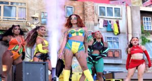 Bailarinos de Anitta gritam "Fora Bolsonaro"