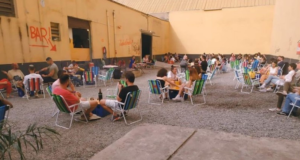Bar em SP veta entrada de mãe com criança, é detonado e recua