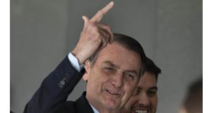 Bolsonaro anuncia benefício para caminhoneiros, mas mantém valor de combustíveis
