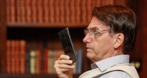 Jair Bolsonaro falando no celular