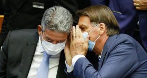Bolsonaro cochichando para Lira