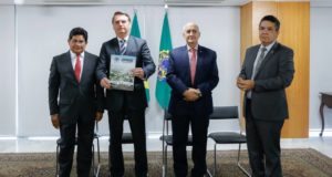 O presidente Jair Bolsonaro com os pastores Gilmar Santos e Arilton Moura