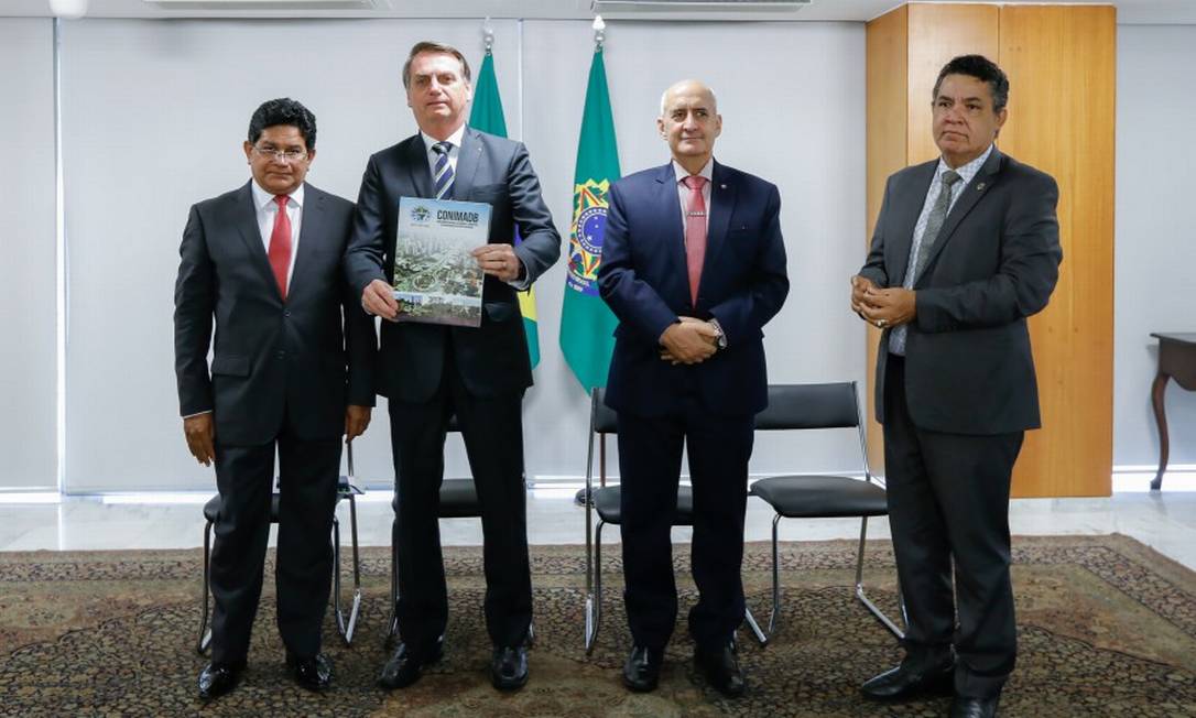 O presidente Jair Bolsonaro com os pastores Gilmar Santos e Arilton Moura