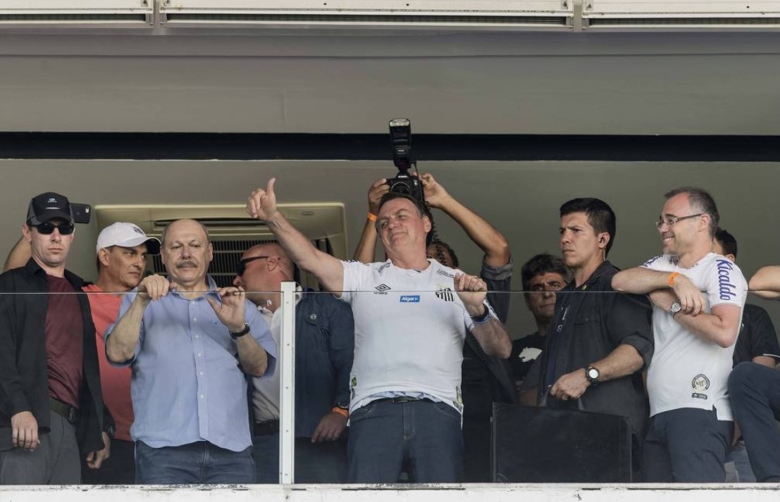 Bolsonaro é vaiado e ovacionado antes de jogo do Grêmio