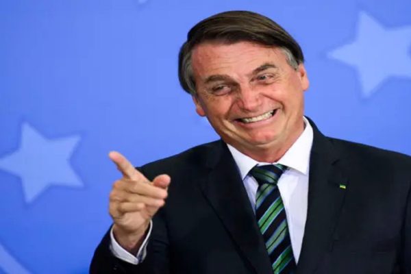 Bolsonaro rindo