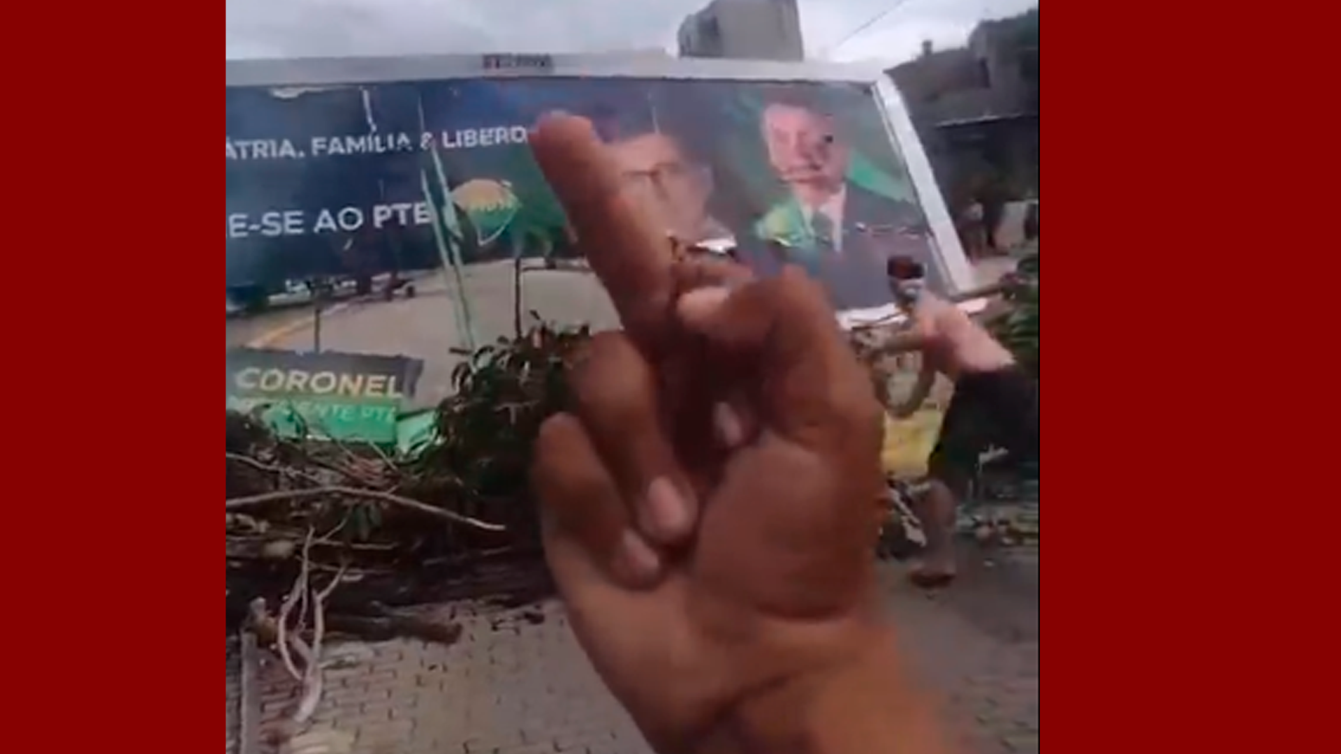 Outdoor de apoio ao presidente Jair Bolsonaro sendo destruído