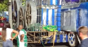 Menina perde a perna em acidente com carro alegórico