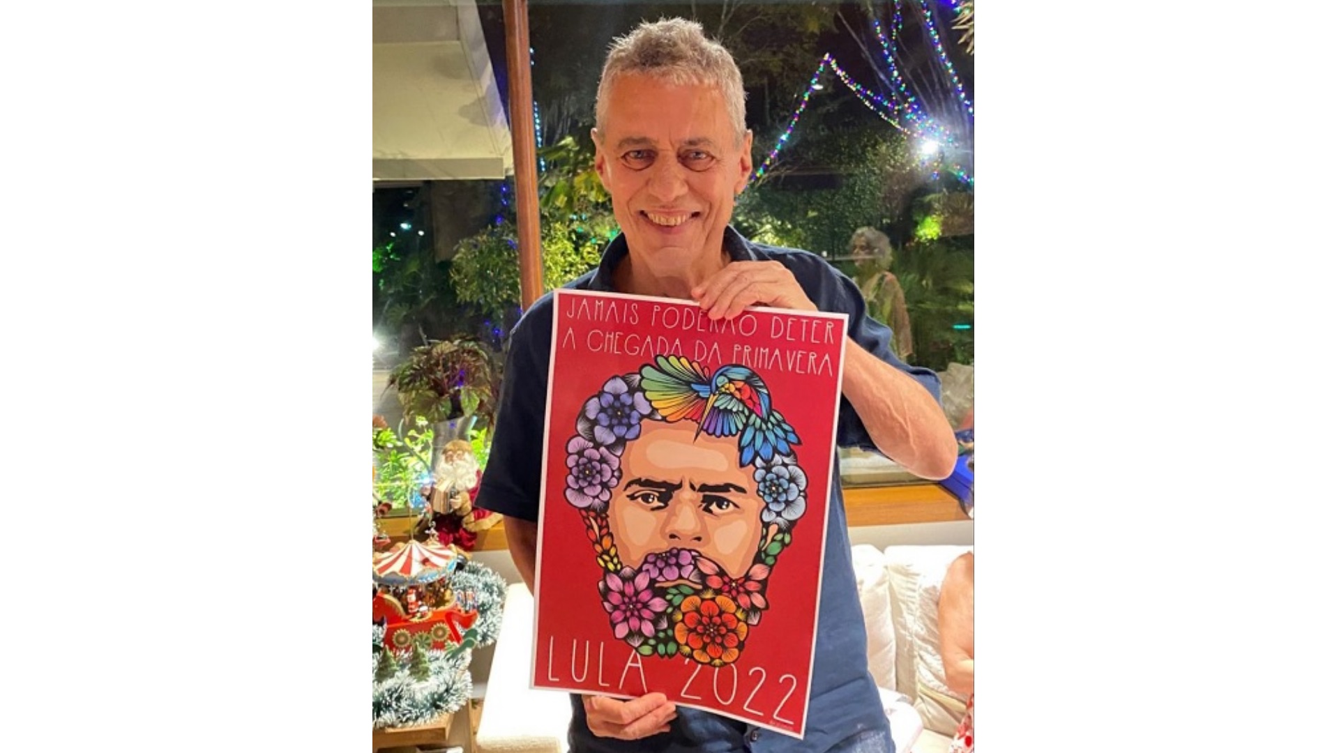 Chico Buarque com cartaz em homenagem a Lula