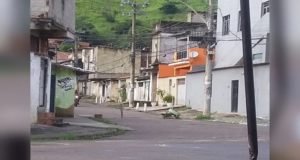 Moradores acusam criminosos de atirar em criança