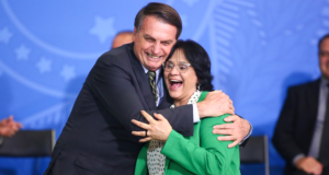 Presidente Bolsonaro abraça a ex-ministra Damares Alves
