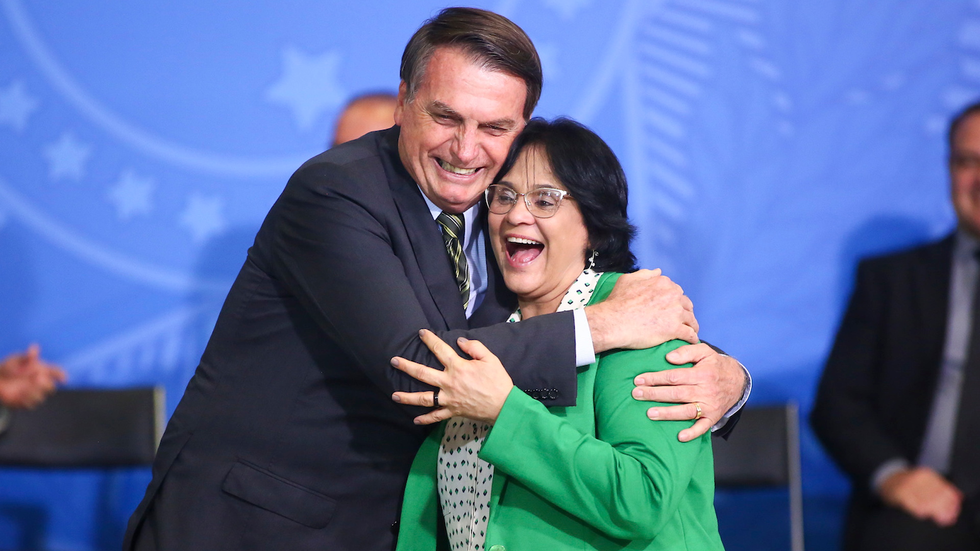 Presidente Bolsonaro abraça a ex-ministra Damares Alves